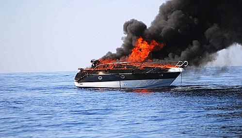 barca in fiamme